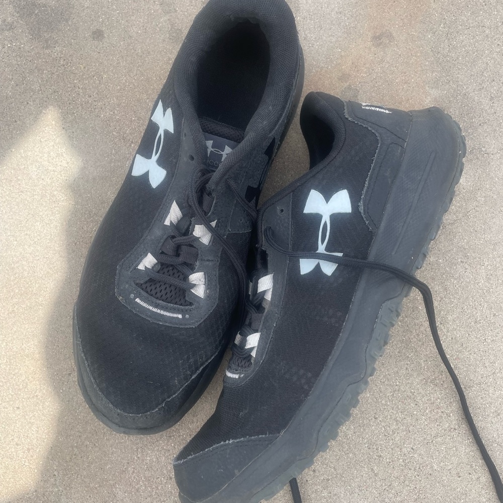 Mens Under armour tennis shoes
